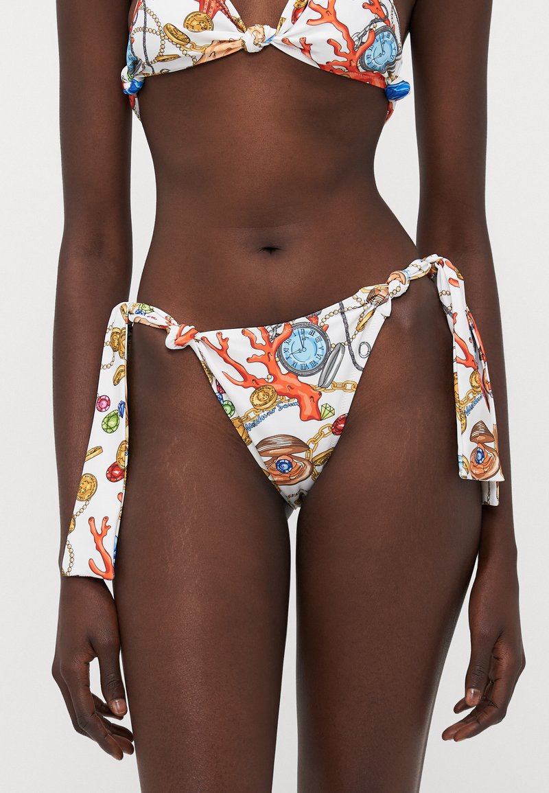 Set de bikini cu o bază albă și modele colorate de corali și bijuterii. Sutien tip triunghi cu bretele legate; chiloți cu legături laterale și dublu nod.