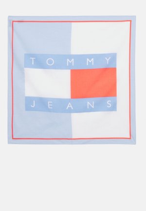 Kwadratowa apaszka z podzielonym pastelowo niebieskim i białym tłem, centralnym czerwono-białym blokiem oraz napisem "Tommy Jeans" na niebieskich pasach.