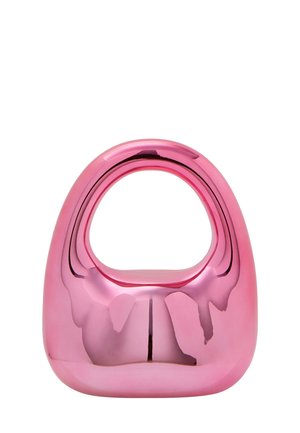 Glanzende roze tas met een afgeronde vorm en een centrale handgreep. Het oppervlak heeft een gladde textuur die het licht reflecteert met een glanzende afwerking.