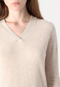 pure cashmere DEEP V NECK SWEATER - Džemperis - oatmeal