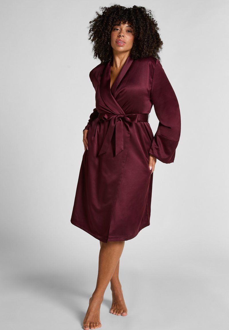 Burgundy satin morgonrock med långa ärmar, omslagsdesign, självknutning och en mjuk textur. Knälängd med en lätt A-linjeform.