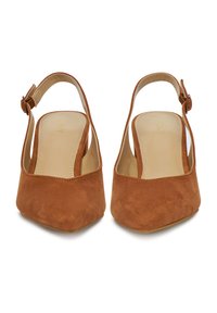 Barna szarvasbőr pántos magassarkú cipő négyzet alakú orral, állítható csatos pánttal és sima bélésű belsővel, egyszínű és puha tapintású.