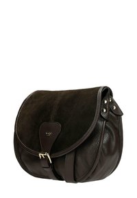 Ciemnobrązowa skórzana i zamszowa torba na ramię z zapięciem na klamrę i małym metalowym logo na przedniej klapie.