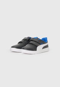Baskets noires et grises avec des accents bleus, dotées de deux bandes Velcro, d'un col rembourré et d'une semelle en caoutchouc blanche. Matériau supérieur synthétique lisse.