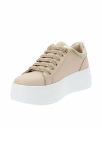Sneaker beige con una toma superiore in sintetico liscio, dettagli metallici oro e una spessa suola piatta bianca. Presenta lacci testurizzati per una vestibilità sicura.