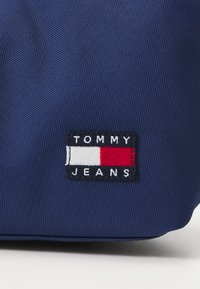 Tommy Jeans DAILY SHOULDER BAG - Handbag - blue
