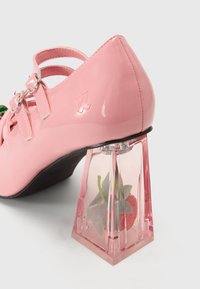 Roze gepatineerd leren schoen met een puntige neus, dubbel bandontwerp en transparante roze blokhak met een bloemendetail.