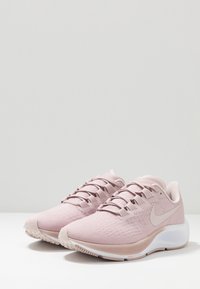 Nike Performance Katujuoksukengät - beige