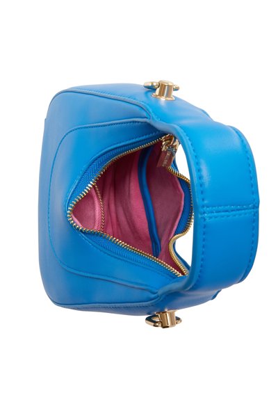 Blauwe leren handtas met een gouden ritssluiting en beslag, voorzien van een felroze interieur. Afgeronde vorm en korte hendel voor gemakkelijk dragen.