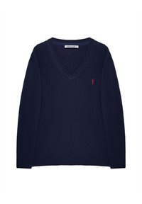 Tmavě modrý svetr s výstřihem do V z měkké tkaniny, s dlouhými rukávy a malým červeným vyšívaným logem na levé straně.