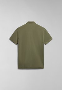 Polo shirt verde oliva a maniche corte, realizzato in un tessuto liscio con un colletto semplice e un design posteriore pulito e sartoriale.