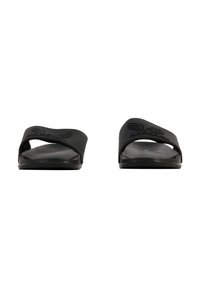 Zwarte slipper met een brede strap met reliëflogo, platte zool en een gestructureerde voetbed voor grip. Minimalistisch ontwerp.