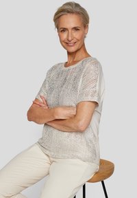 Silber und beigefarbenes Kurzarmoberteil mit strukturiertem gestricktem Vorderteil und einfarbigem Rückenteil. Mit Rundhalsausschnitt und lockerer Passform. Dazu passende off-white Hose.