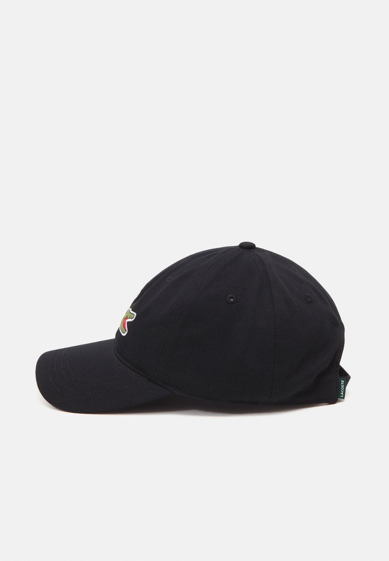 Gorra de béisbol negra de algodón, con un logo bordado multicolor en la parte frontal, visor curvado y correa trasera ajustable.