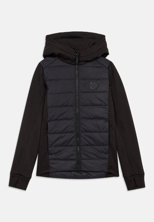 Must mustaga, millel on tikandiga esi, tõmblukk ja veniv kanga pool. Rinna peal on diskreetne logo, üldiselt sile tekstuur.