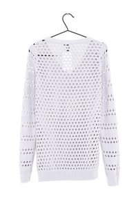 Pull en maille gris clair avec des motifs circulaires ouverts, manches longues, poignets et ourlet côtelés, présentant un design en v dans le dos.