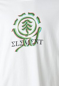 T-shirt bianca in cotone con una grafica multicolore raffigurante un albero e linee curve, accentuata dal testo "ΣLΣMΣΝT" sotto il design.