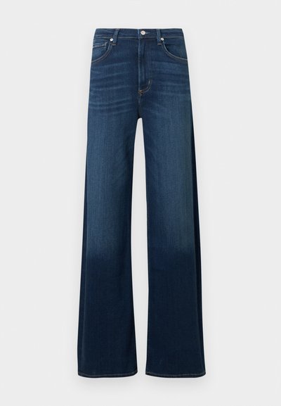 Hlače na široke nogavice iz temno modrega jeansa. Imajo visok pas, pet žepov, subtilno poševno gubanje in poudarke šivov ob šivih.