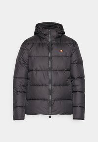 Musta puhvijakku hupulla, edessä vetoketju, sivutaskut ja pieni värillinen logo vasemmassa rinnassa, esillä valkoista taustaa vasten.