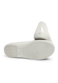 Baskets gris clair à enfiler avec une texture lisse et mate, bout rond, et une semelle en caoutchouc flexible dotée d'un motif texturé pour une bonne adhérence.