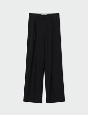 Pantalon noir taille haute à jambes larges avec passants de ceinture et plis devant, présenté sur un fond gris clair.