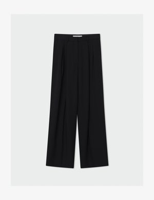 Pantalon noir taille haute à jambes larges avec passants de ceinture et plis devant, présenté sur un fond gris clair.