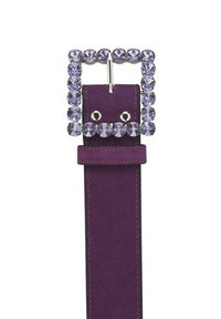 Paarse suède riem met een vierkante gesp versierd met paarse rhinestones. De riem heeft contrasterende stiksels en een gladde textuur.