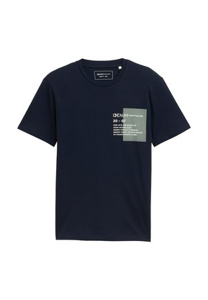 Marineblaue kurzärmelige T-Shirt aus weichem Stoff, mit einem hellgrauen rechteckigen Einsatz mit bedrucktem Text auf der linken Vorderseite.