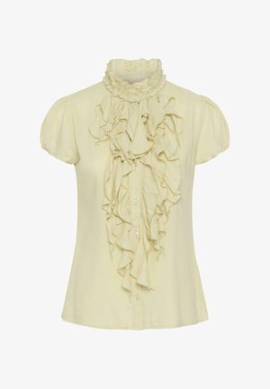 Roomwitte blouse met korte mouwen, hoge geplooide kraag en vallende ruches langs de knoopsluiting aan de voorkant.