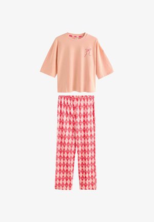 Šviesiai rožinė trumpomis rankovėmis palaidinė su maža kaspino grafika; raudoni naktiniai šortai, papuošti rombų raštu ir kaspino motyvais visuose kampuose.