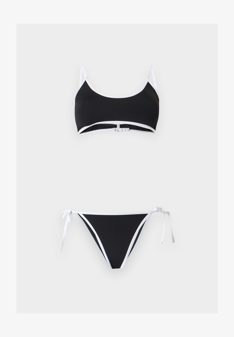 Ensemble bikini noir avec bordure blanche, comprenant un haut à encolure arrondie avec fermeture et un bas triangle à nouer sur les côtés, sur fond blanc.