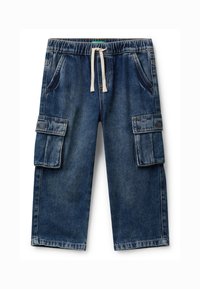 Pantalones cargo de mezclilla azul para niños con cintura elástica y cordón, que cuentan con bolsillos frontales y laterales con solapas.