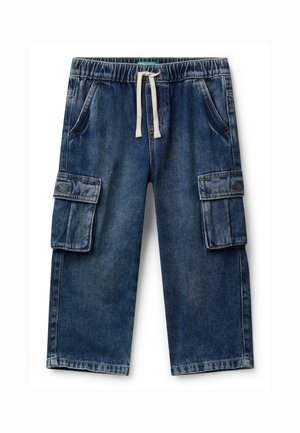 Pantaloni cargo in denim blu per bambini con vita elasticizzata e cordoncino, featuring tasche anteriori e laterali con pattina.