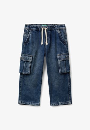 Dětské modré džínové cargo kalhoty s elastickým pasem a šňůrkou, které mají přední a boční kapsy na klopu.