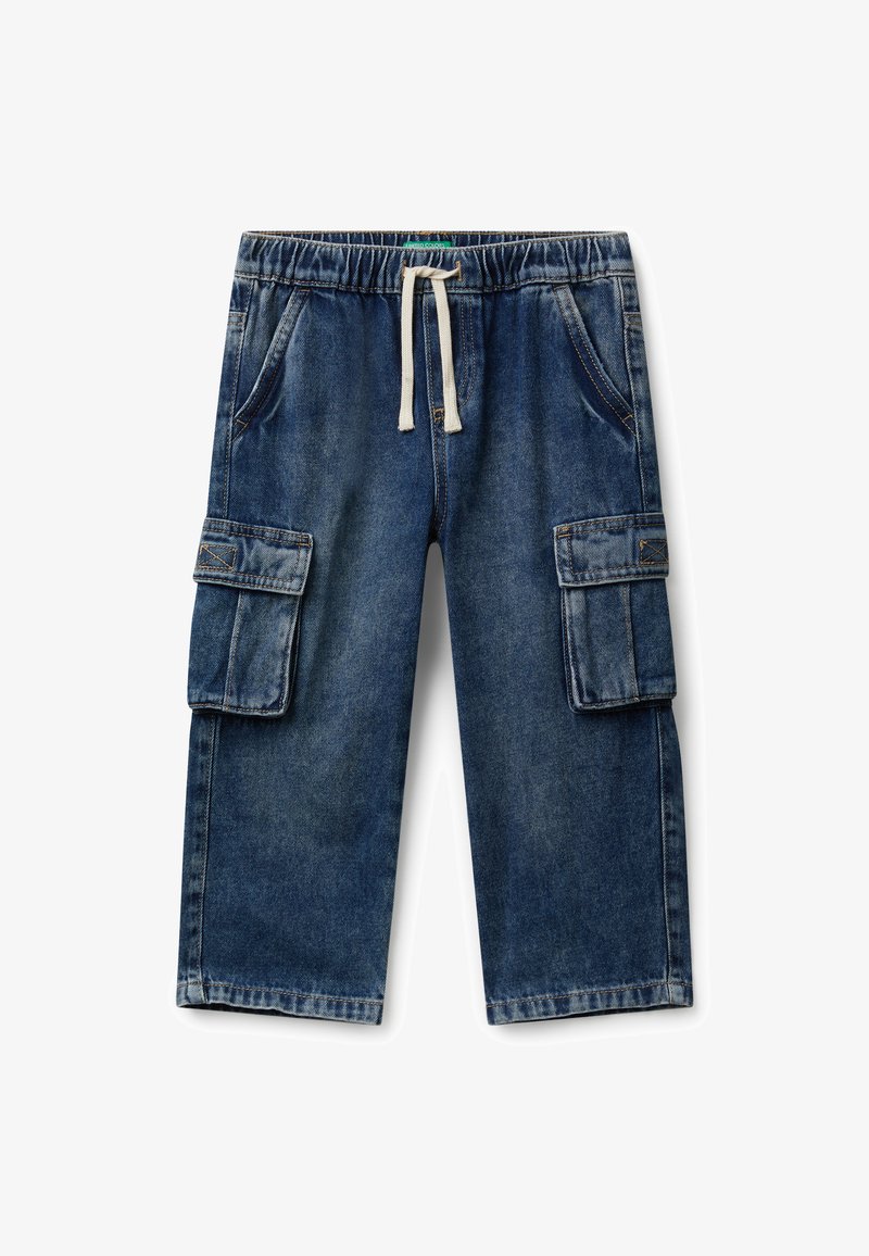 Pantalones cargo de mezclilla azul para niños con cintura elástica y cordón, que cuentan con bolsillos frontales y laterales con solapas.