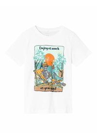 Camiseta blanca con un gráfico colorido de un esqueleto descansando con una bebida bajo palmeras y un gran sol naranja, con texto arriba y abajo.