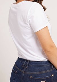 Guess Triko s potiskem - white
