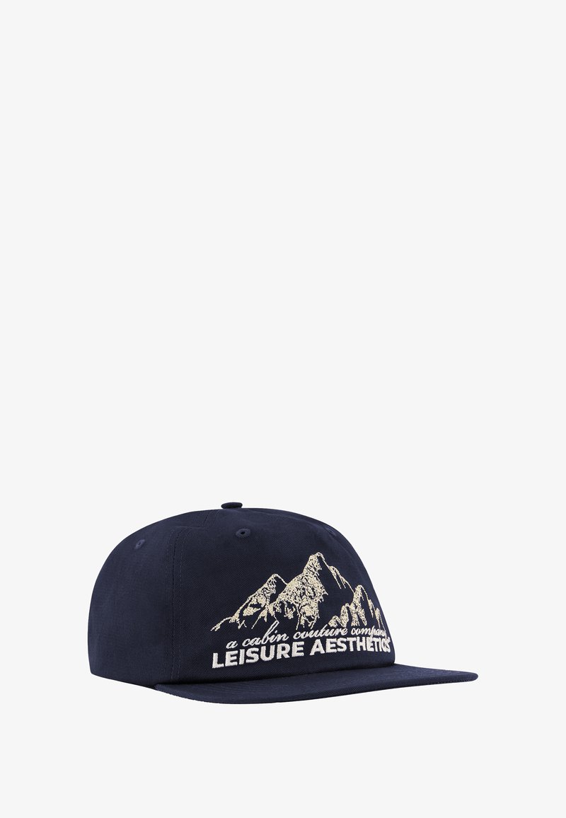Marineblå baseballcaps med flat brem, laget av bomullsstoff, med beige fjellembroderi og teksten "LEISURE AESTHETICS" på forsiden.