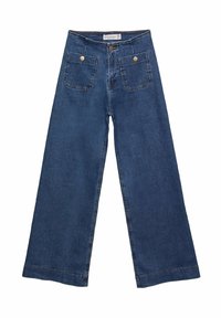 Modré široké džíny s vysokým pasem a dvěma předními náprsními kapsami s klopami, položené na bílém pozadí.