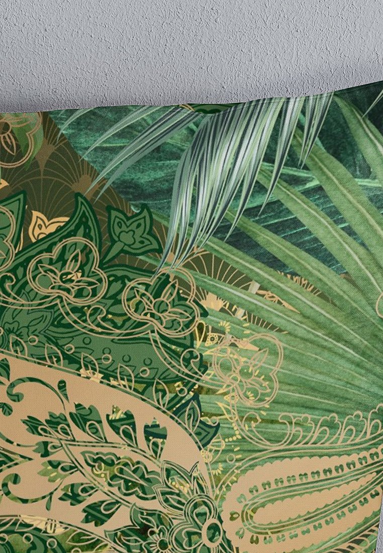 Tessuto verde e oro con un motivo decorativo che presenta intricati disegni floreali e trame fogliari, con una finitura liscia e morbida.