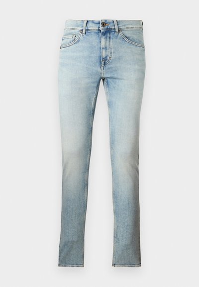 Ανοιχτά μπλε τζιν με λεπτή γραμμή, με σχεδιασμό πέντε τσεπών και κλείσιμο με κουμπί, παρουσιάζονται επίπεδα σε λευκό φόντο.