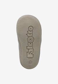 Suela de zapato de goma con surcos texturizados. Presenta el nombre de la marca "FalcOtto" grabado en un diseño circular. Color gris claro. Tamaño 18.