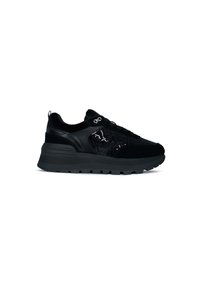 Sneaker nera con una combinazione di suede testurizzato e materiali sintetici lisci, dotata di un collare imbottito, chiusura lacci e una suola in gomma spessa.