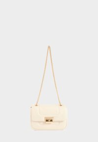 Borsa a mano in pelle color crema con forma rettangolare, dotata di una tracolla a catena dorata e di una chiusura decorativa dorata sul davanti.