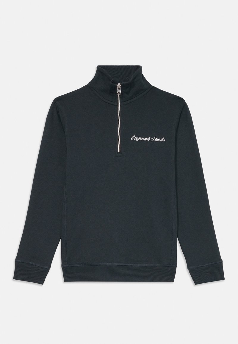 Sweatshirt com fecho éclair cinza escuro e gola alta, com mangas longas e o texto "Originals Studio" em detalhe bordado branco.