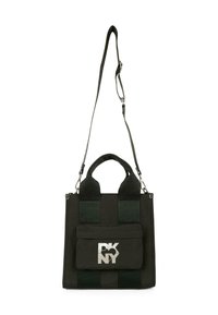 Czarna torba tote od DKNY z dwoma uchwytami, odczepianym, regulowanym paskiem na ramię oraz przednią kieszenią z srebrnym napisem logo.