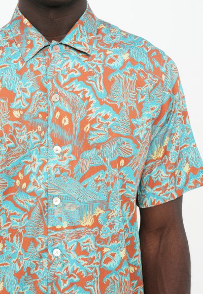 Korte mouwen shirt met een bruine basis en turquoise en gele bloemen- en landschapspatronen, knoopsluiting aan de voorkant en een zachte stoftextuur.