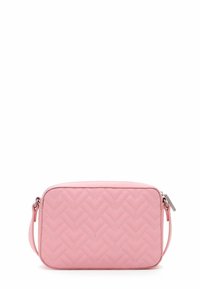 Borsa a tracolla trapuntata rosa con motivo a spina di pesce, forma rettangolare, chiusura con zip e tracolla regolabile. Texture liscia, design leggero.