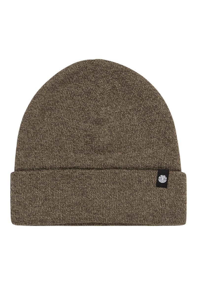 Bruine gebreide beanie met een omgeslagen rand en een klein logo-label. De textuur is dicht en licht gemêleerd, wat warmte en rek biedt.