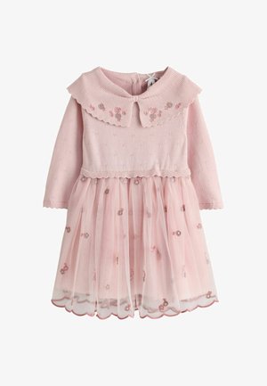 Lyserød babykjole med lange ærmer, bølget krave, strikket overdel og tylskørt broderet med små blomster.